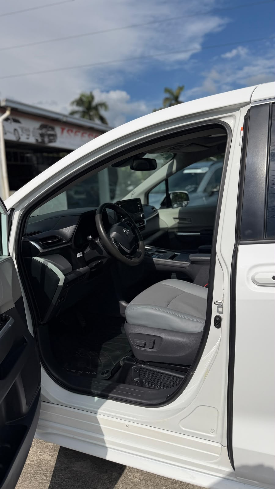 Vista 6 de Toyota Sienna LE 2021