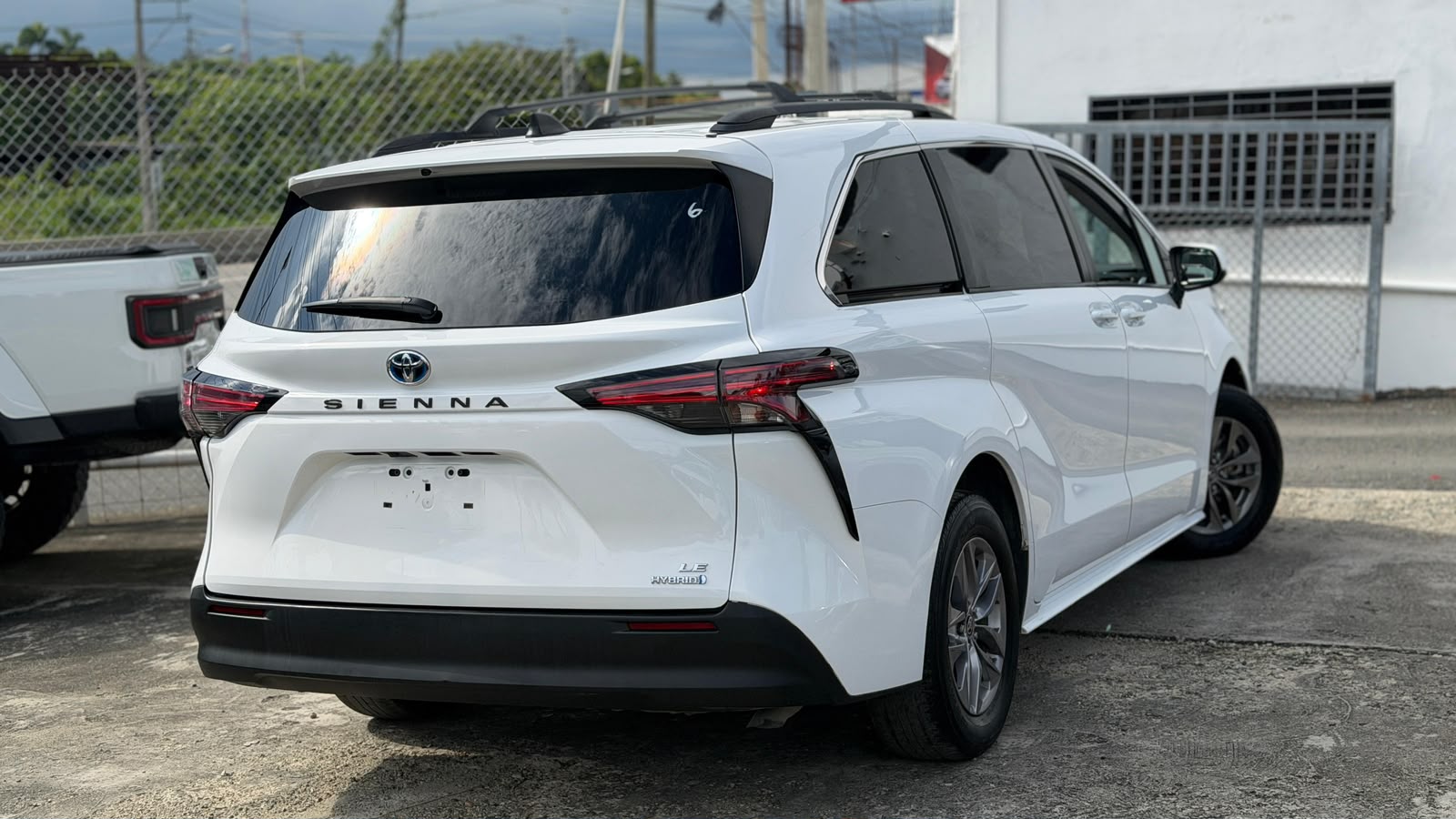 Vista 4 de Toyota Sienna LE 2021