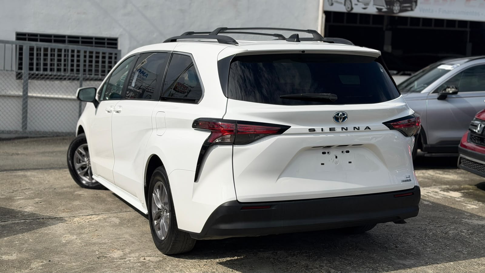 Vista 5 de Toyota Sienna LE 2021