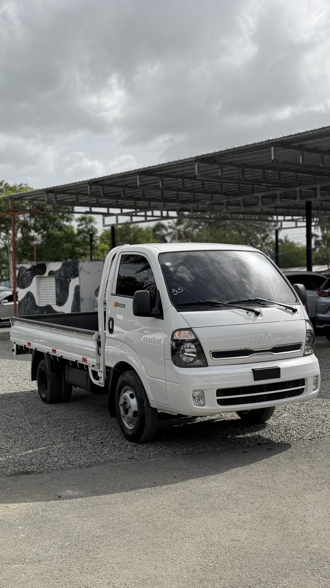 Vista 2 de Kia K30005 2025